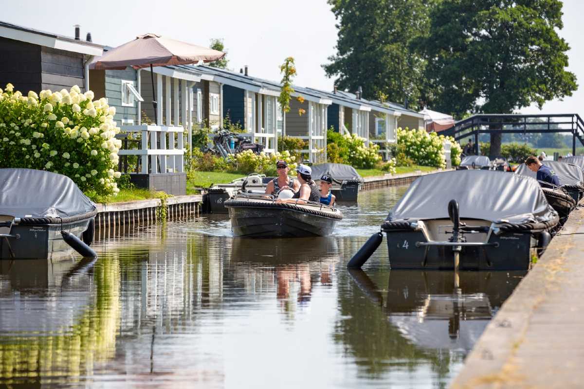 Vakantiepark Giethoorn sloep bij huisjes