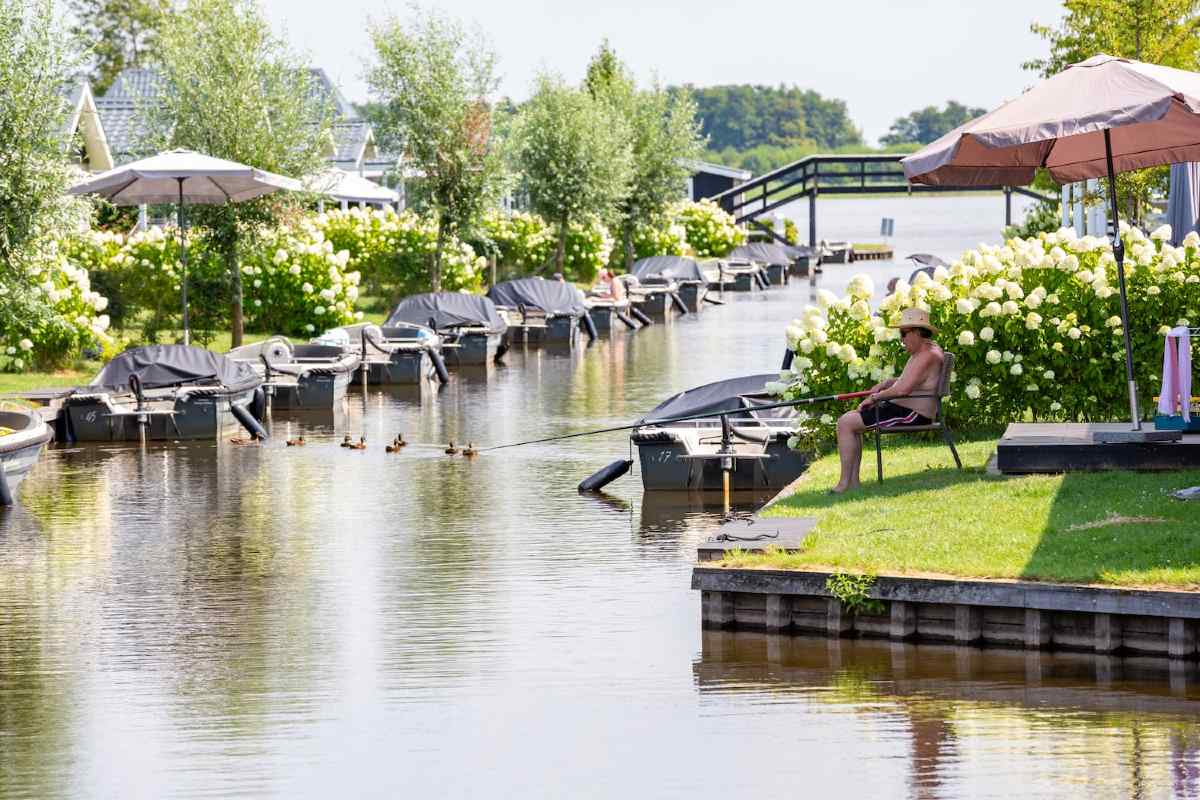 Vakantiepark Giethoorn vissen bij het huisje
