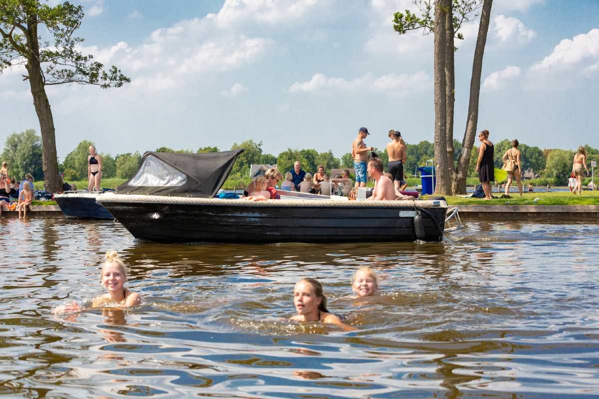 Vakantiepark Giethoorn zwemmen tussen de bootjes